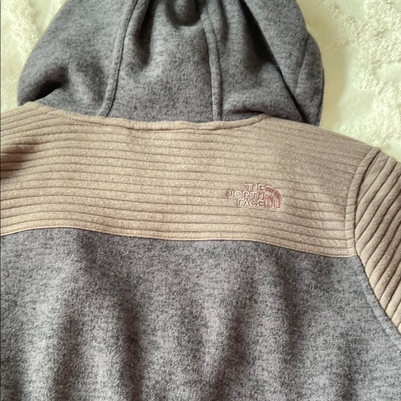 The North Face Gray Utility Jacket with Hood and Fitted Silhouette - Picture 5 of 7